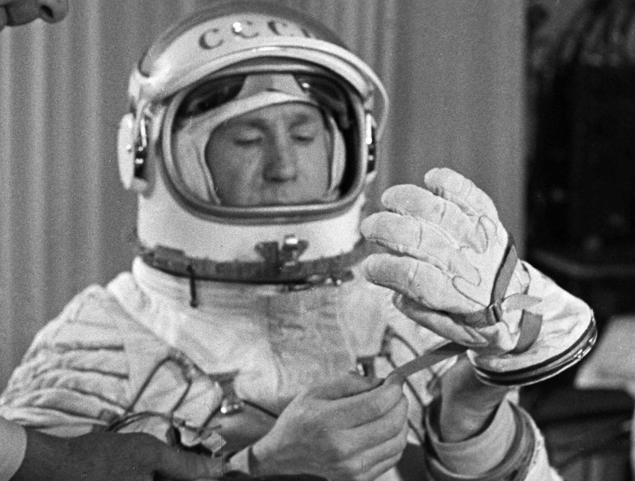 Первый человек в открытом. Алексей леонов в космосе. алексей леонов в открытом космосе. алексей леонов 1965. первый космонавт в открытом космосе алексей леонов.