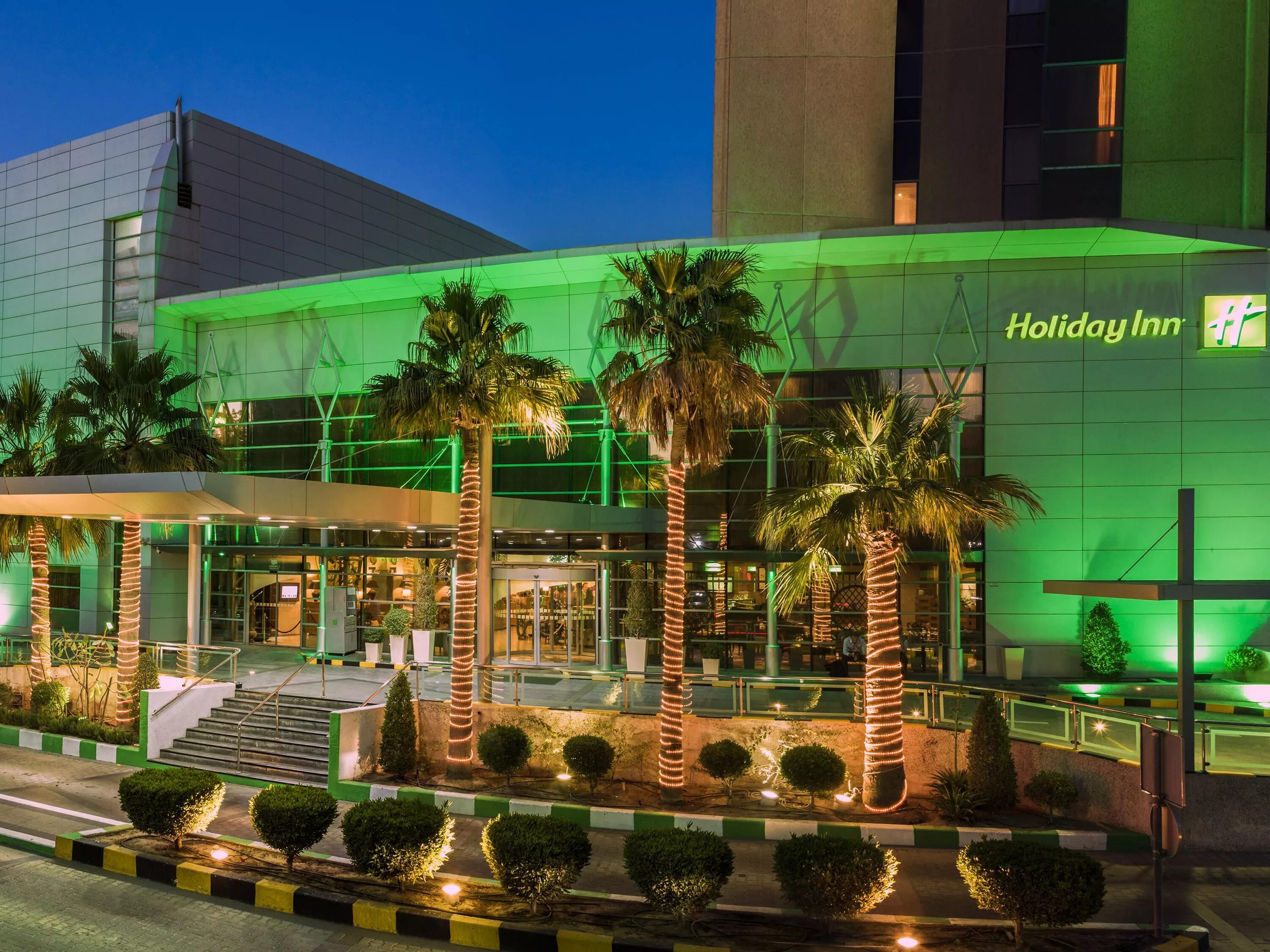 Holiday inn al maktoum airport. Холидей ИНН Дубай Аль Мактум. Холидей ИНН Тель Авив. Отель Holiday Inn Dubai al Maktoum Airport 4*. Holiday Inn Dubai al Maktoum Airport 4* (аэропорт Аль Мактум).