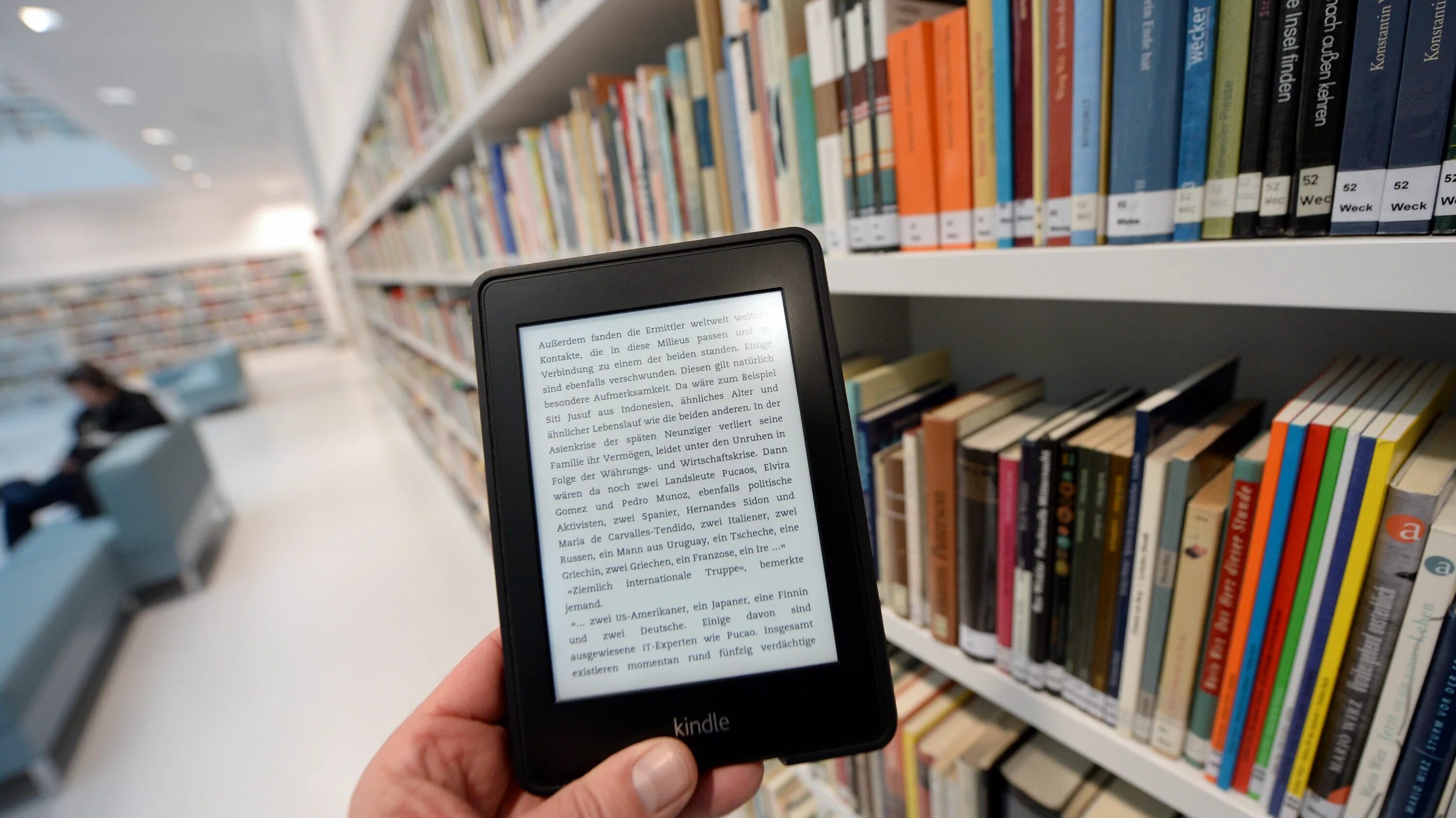 English e books. Borrow a book from the library. картинки на тему books and ebooks. заголовок про e book and paper book. картинки handouts books and e-books.