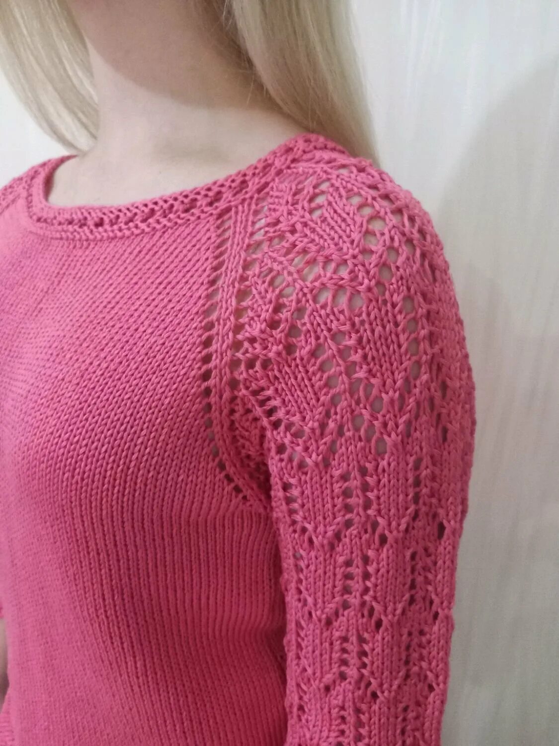 Джемпер с ажурным регланом сверху. Женский свитер с ажурными рукавами. Пуловер женский спицами. Реглан спицами женская из тонкой пряжи. Кофта женская спицами.