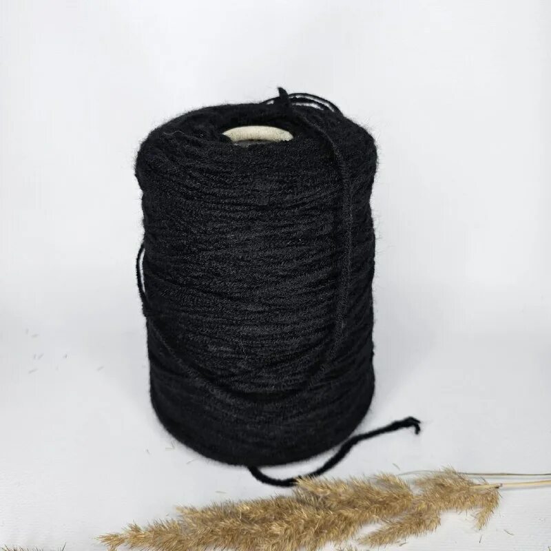 Клубок ниток. Бобина ниток 400-500 гр. Пехорка ласковое детство палитра. Красная шерстяная нитка. Пряжа с люрексом.