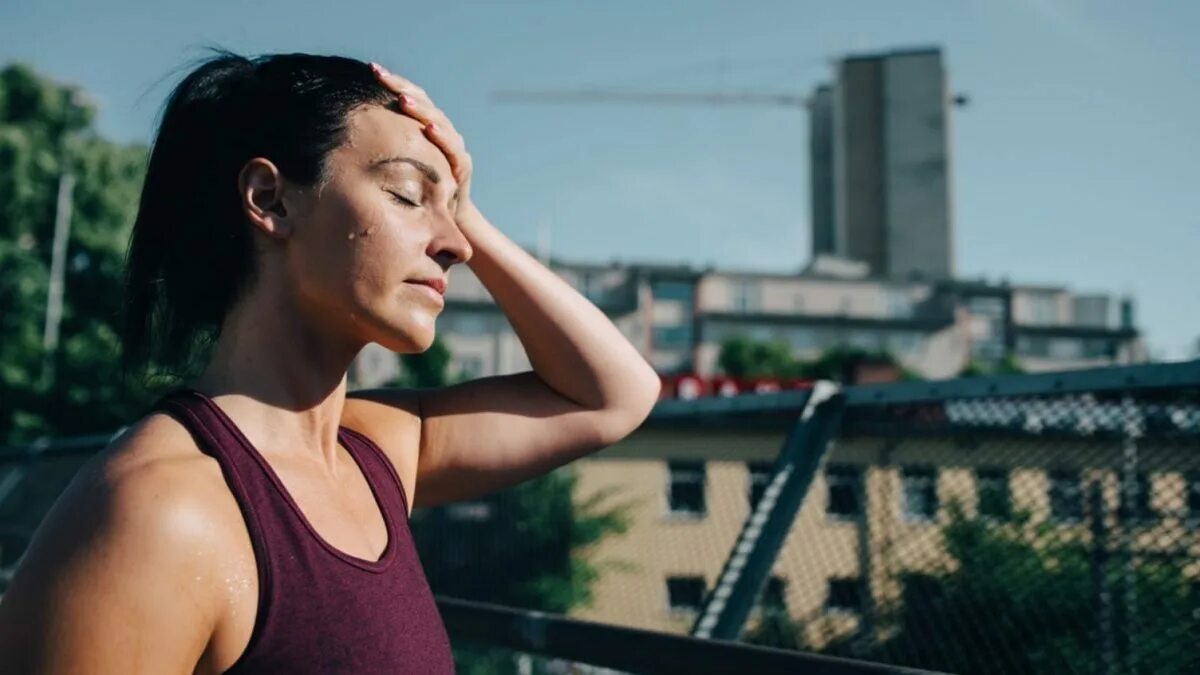 Потный спортсмен. Спорт в жару. Спортсмен пьющий воду. Физические нагрузки. Физическая усталость.