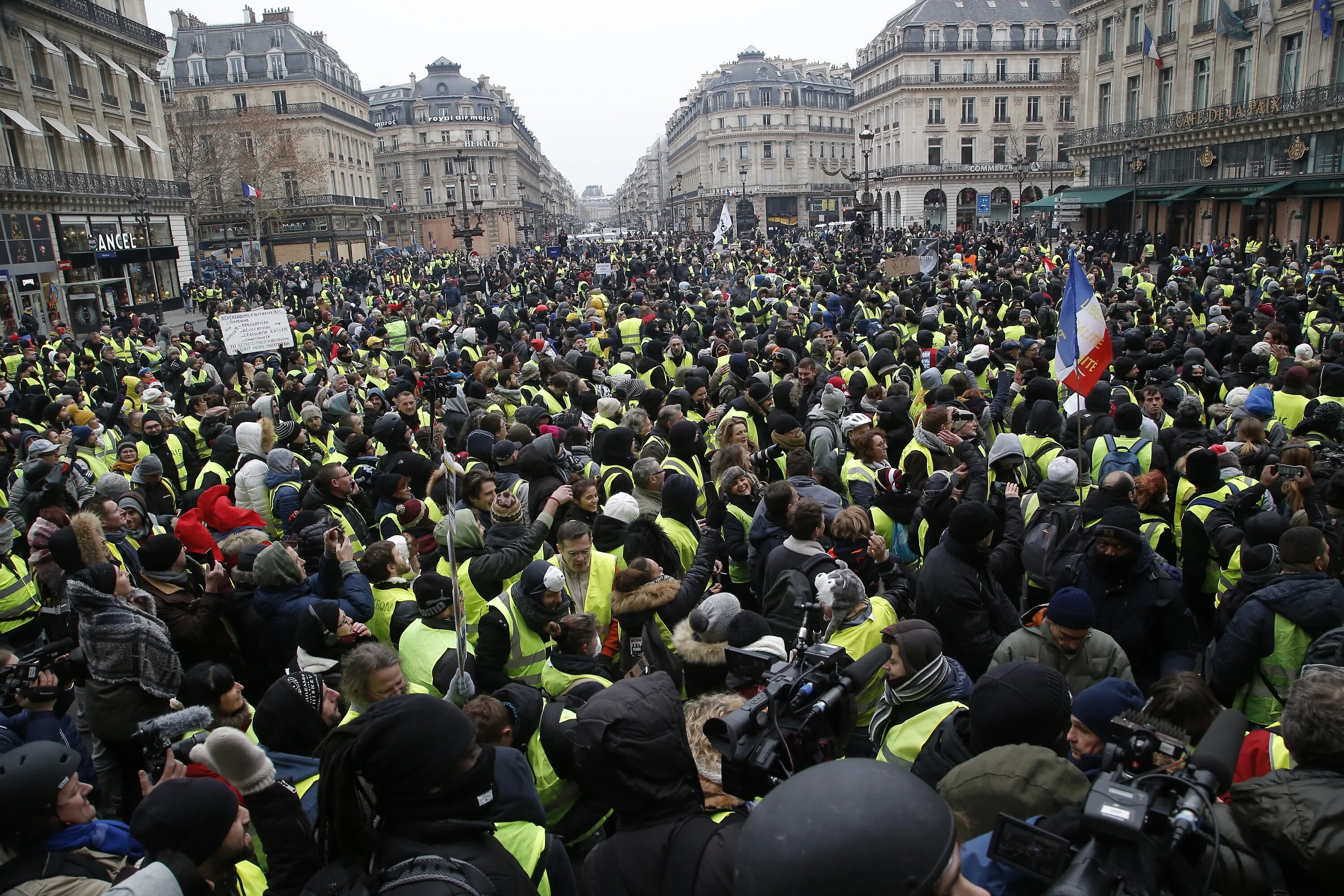 Париже сейчас день. Манифестация во Франции. Митинги в Париже 2022. Забастовки во Франции 2022 сейчас. Протесты во Франции 2022.