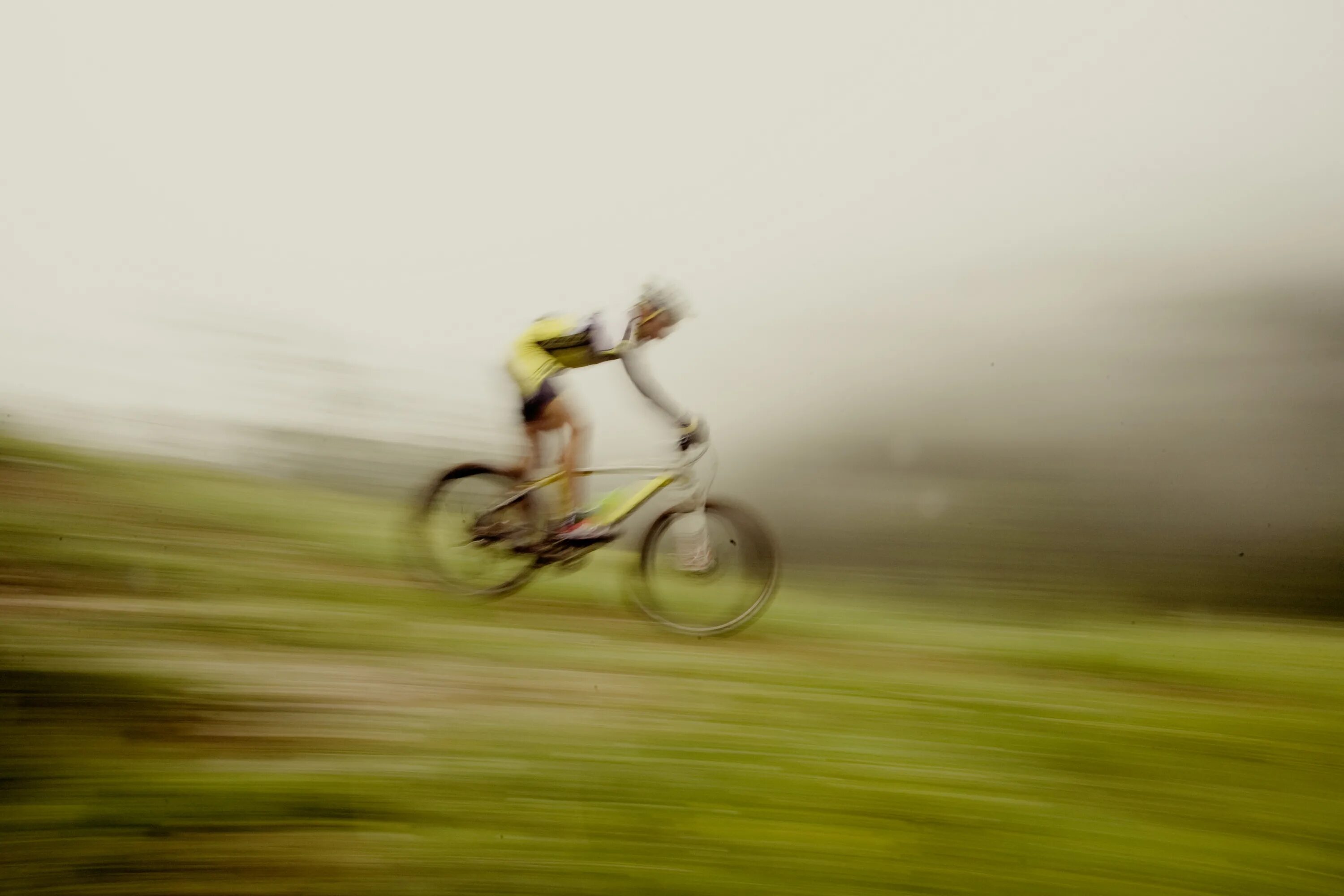 Велосипед скорость на горах. Велоспорт в горах. Спуск с горы на велосипеде. Transalp велогонка. Экстремальный спуск на велосипеде.