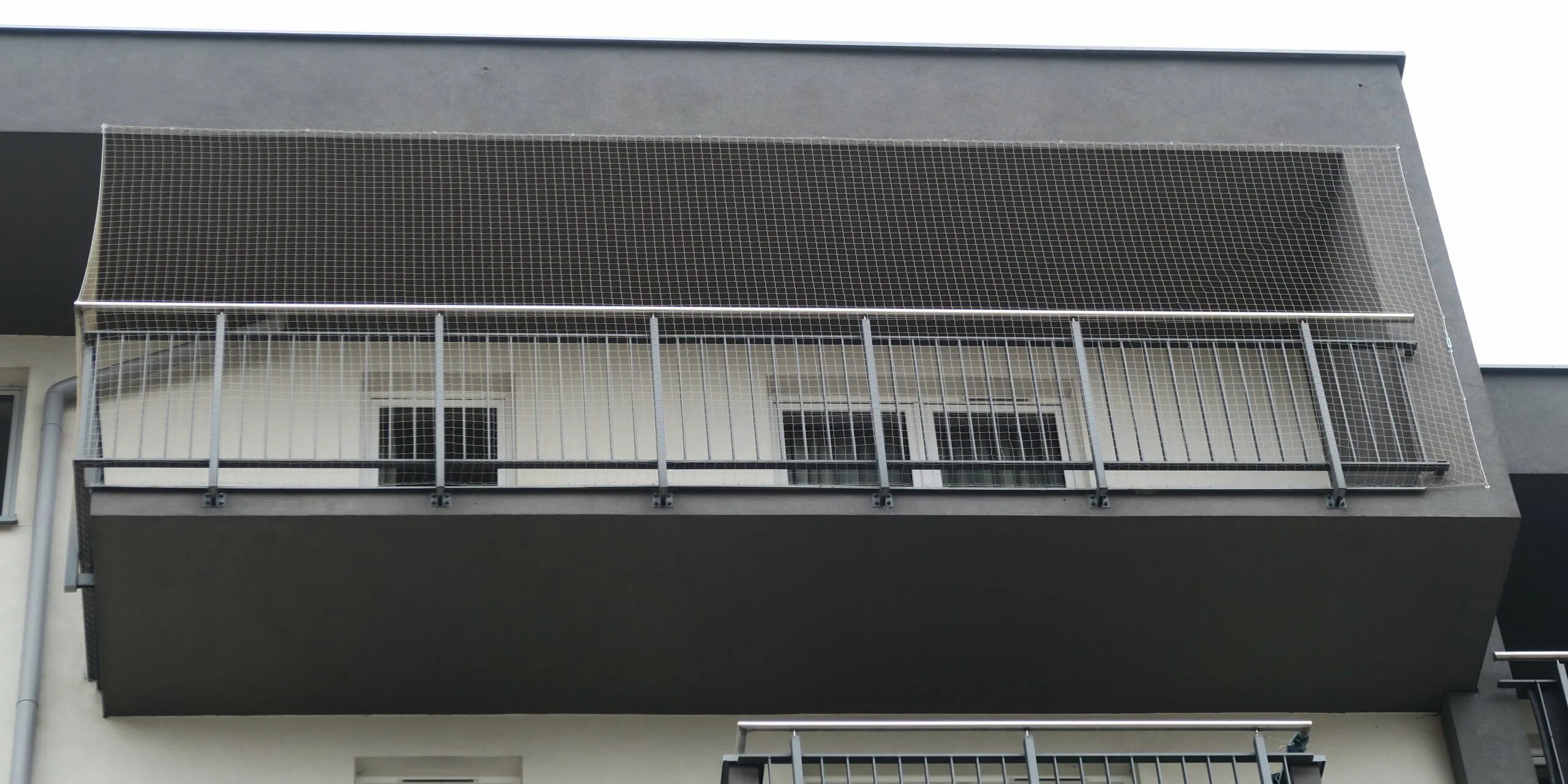 Сетка на открытый балкон. Сетка для открытого балкона. Сетка металлическая на балкон. Сетка на незастекленный балкон.