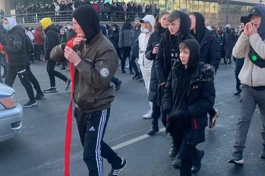 Молодежь на митинге. Молодежь на митингах Навального. Малыши на митинге. Несовершеннолетние на митинге.