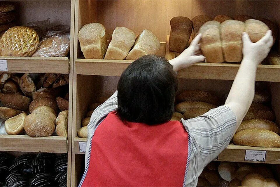 Почему подорожал хлеб. Хлеб в магазине. магазин хлебобулочных изделий. хлеб в магазине для детей.