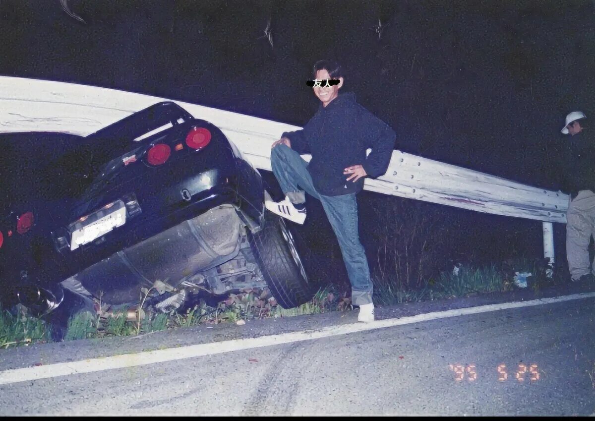 Пацаны разбитой машины. Автомобили для школьников. Пацаны разбитой машины. Разбитая машина и человек. Парень у разбитой машины.