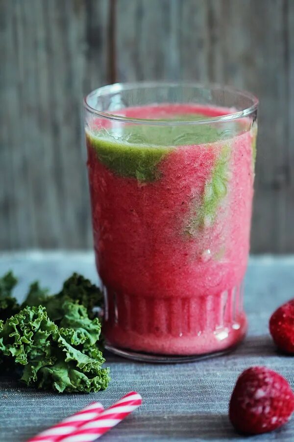 Красный смузи. Kale Smoothie. Малиновый смузи. Капустный смузи.