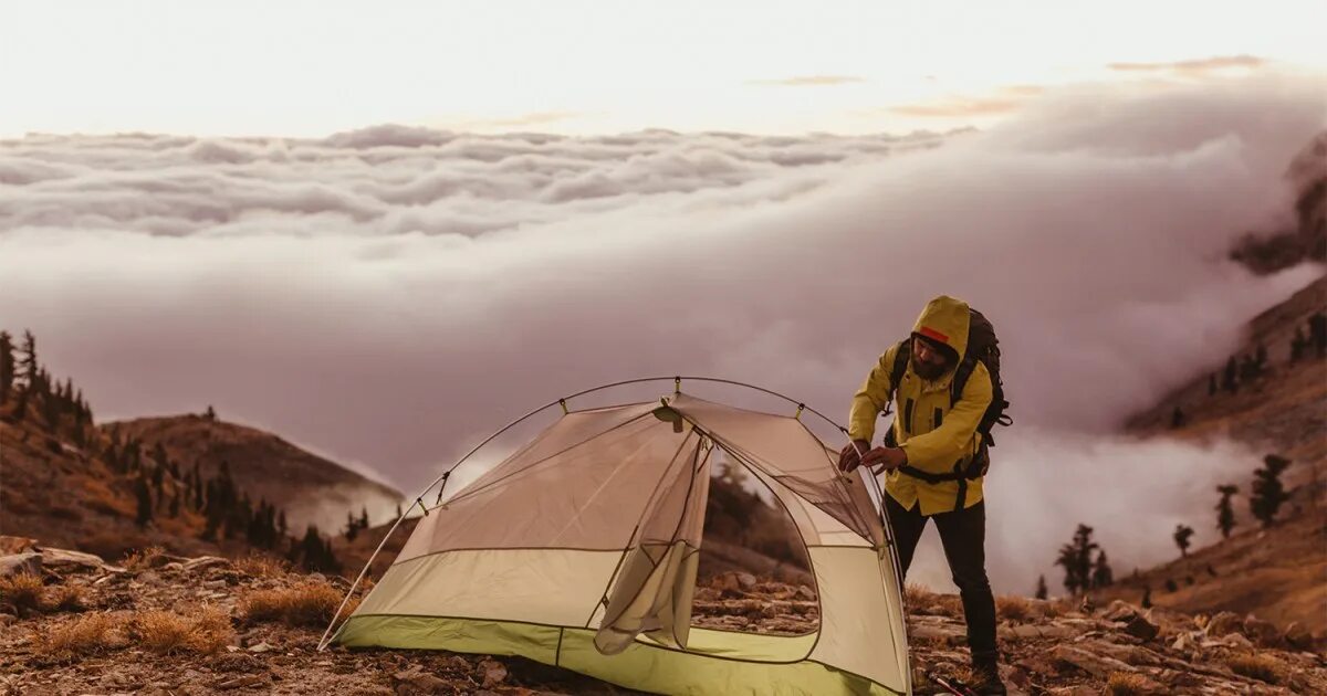 Put up a Tent. To put up a Tent. Pitch a Tent. Фото мужик палатка змея.