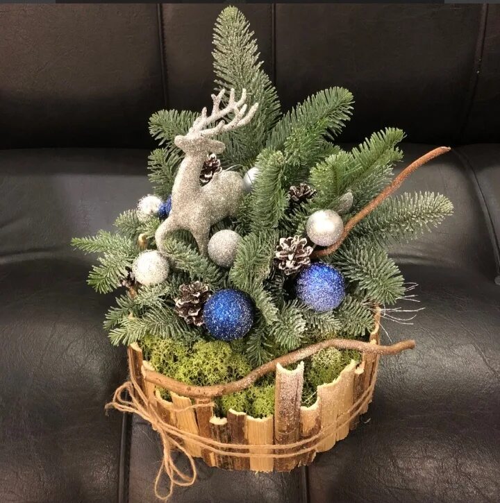 Композиция из еловых веток. Композиция с живой елью. Композиция из голубой ели. Композиции из голубой ели на стол. Новогодняя композиция на стол.