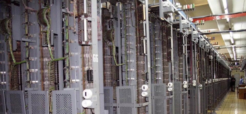 Атс iskratel si3000. Декадно шаговая атс. Декадно шаговая атс. Декадно шаговая атс. Междугородняя телефонная станция.
