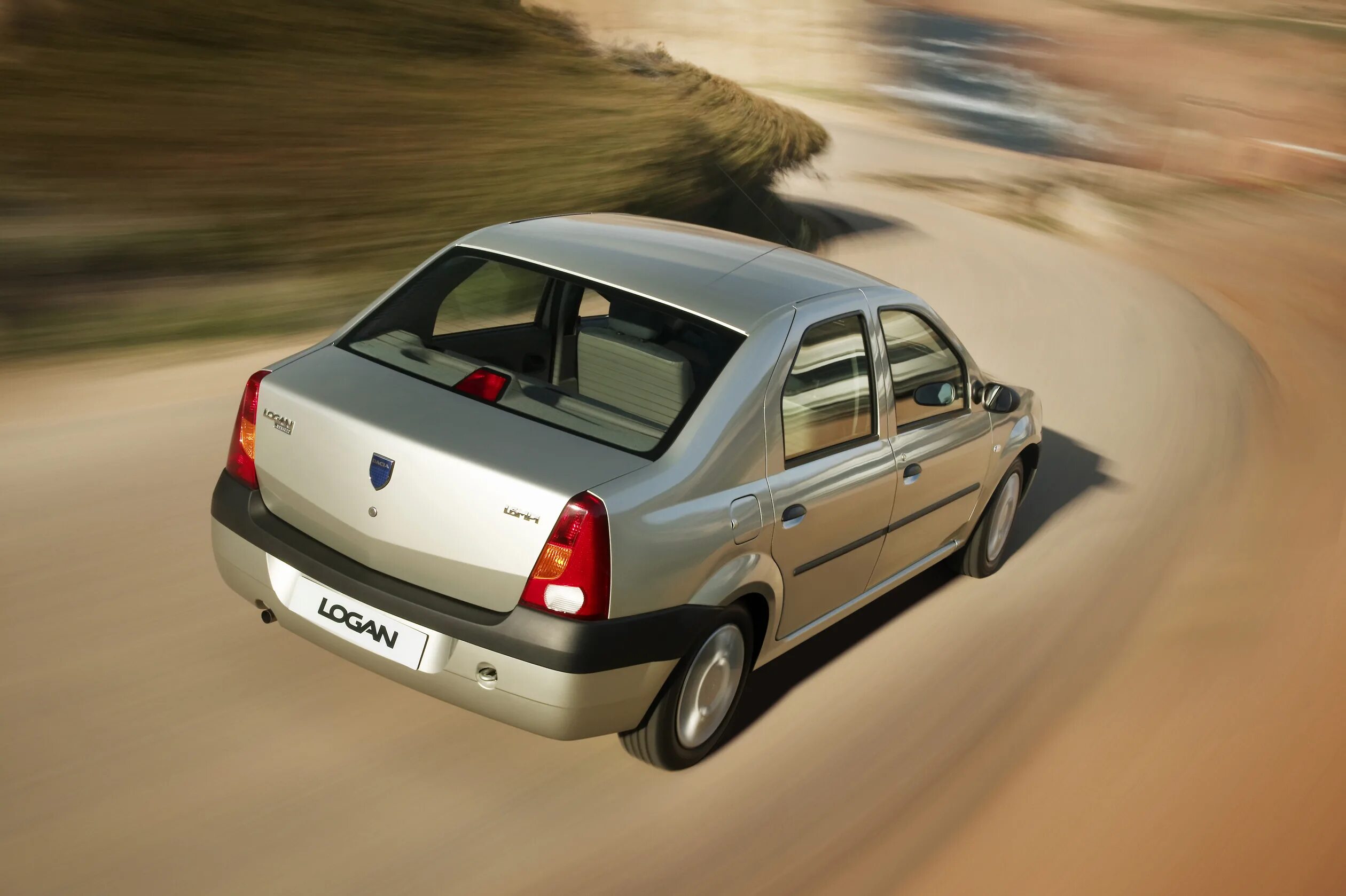 Логан первого поколения. Рено Логан 2004. Dacia Logan 2004. Логан Ренаулт 2004. Renault Logan Рено 2004.