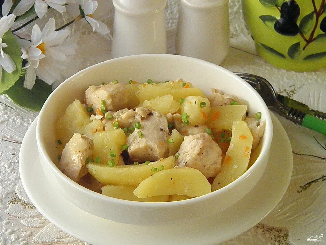 Картошка филе грудки. Картофель тушеный с курицей. тушёная картошка с курицей. картофель с куриным филе. тушеная грудка с картошкой.
