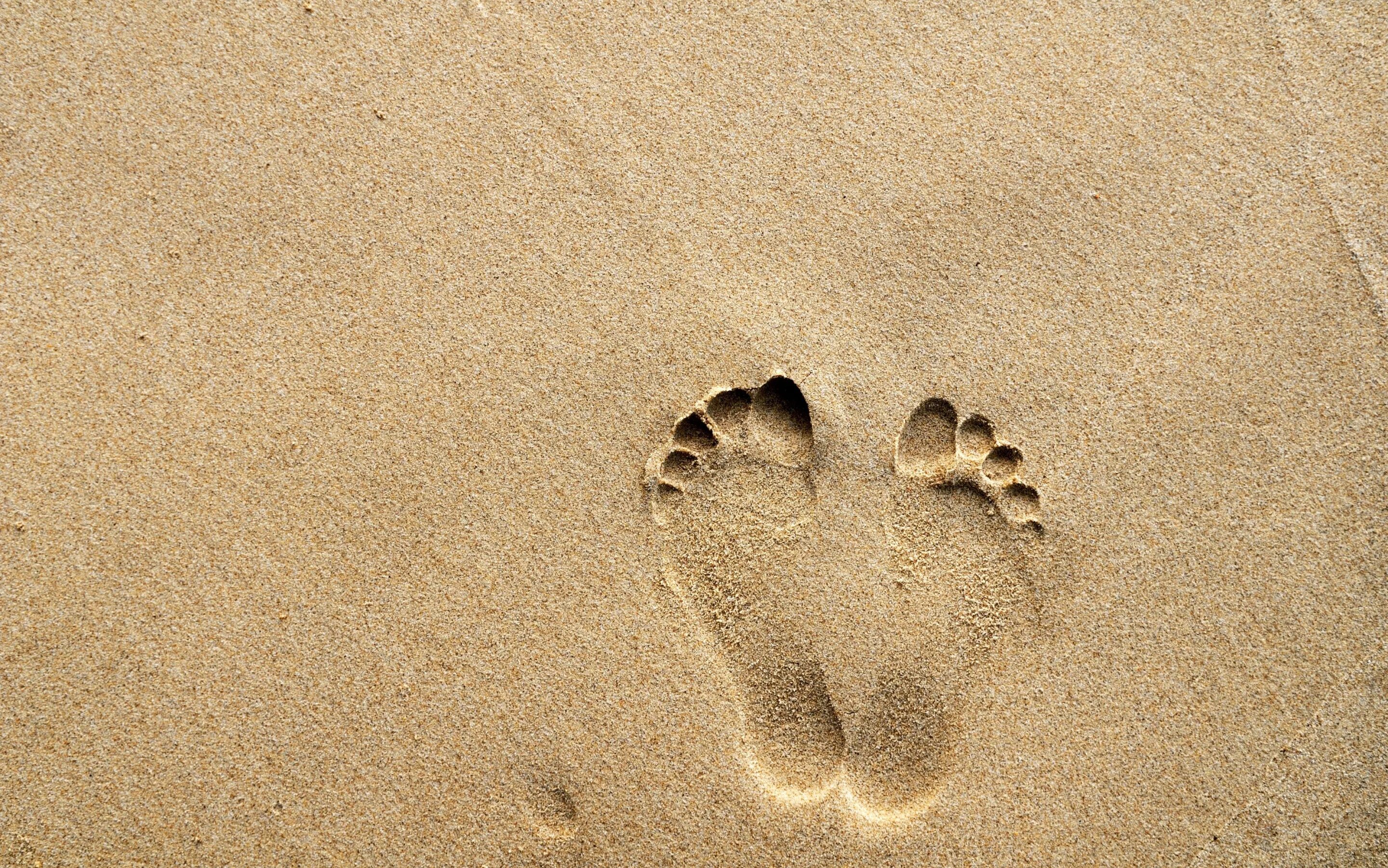 Ноги в песке. Следы на песке. Следы. Телесные следы. Телесные следы.