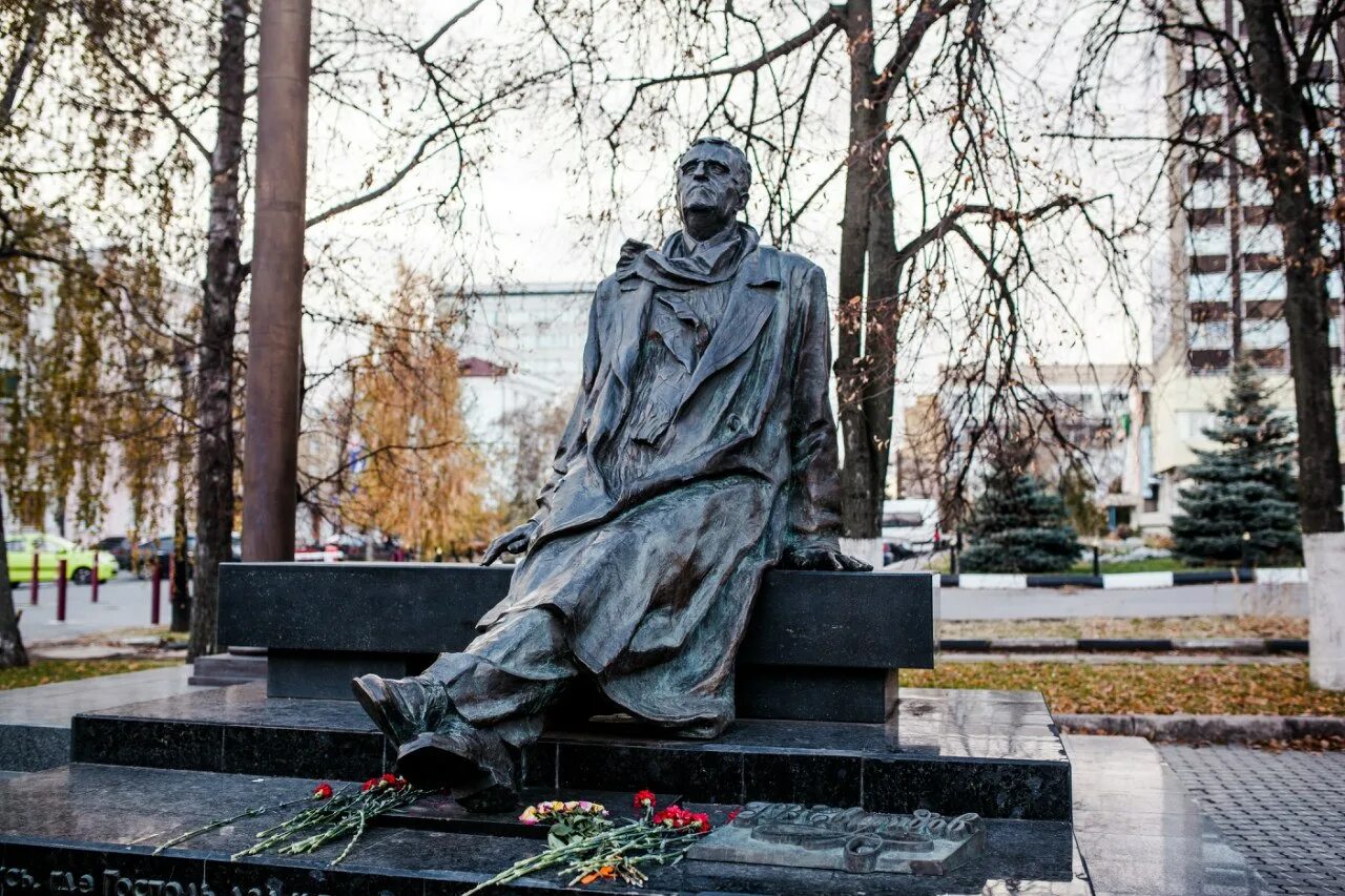 Памятник сергею рахманинову (москва). В,рахманинову в тамбове на набережной. Памятник м и глинке в санкт-петербурге. Памятники великим композиторам. Памятники в чайковском пермский край.