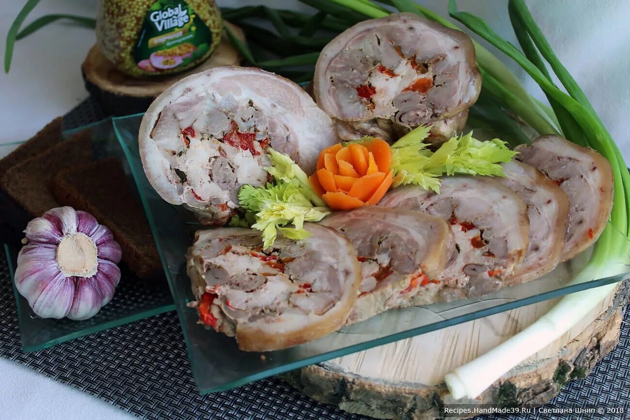Как вкусно приготовить рулет из рульки. Рулька свиная рулет. рулет из свиной рульки. мясной рулет из рульки свиной. рулет из рульки свиной в пленке.