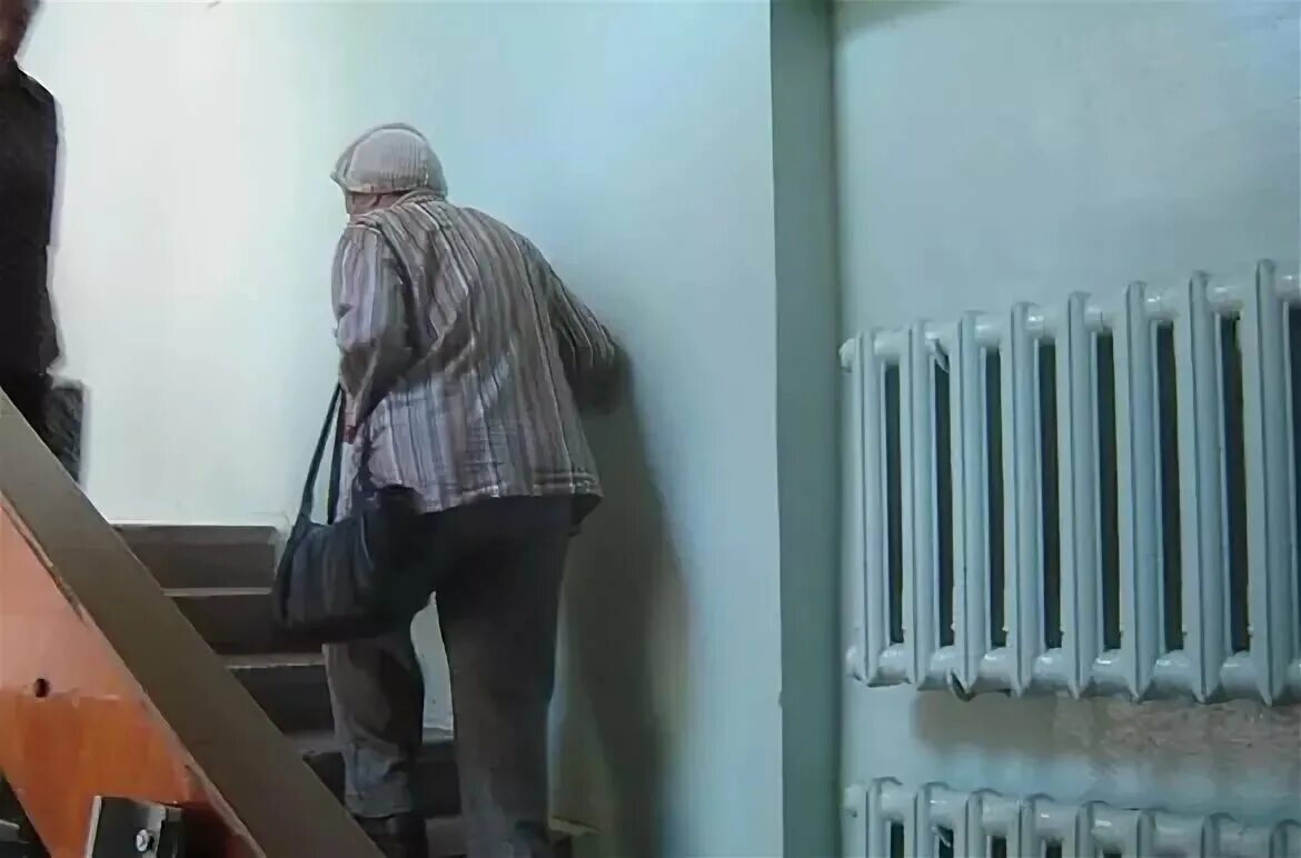 Подниматься по лестнице в подъезде. Бабушка на лестнице. бабушка поднимается по лестнице в подъезде. лестница в подъезде. бабушки у подъезда.