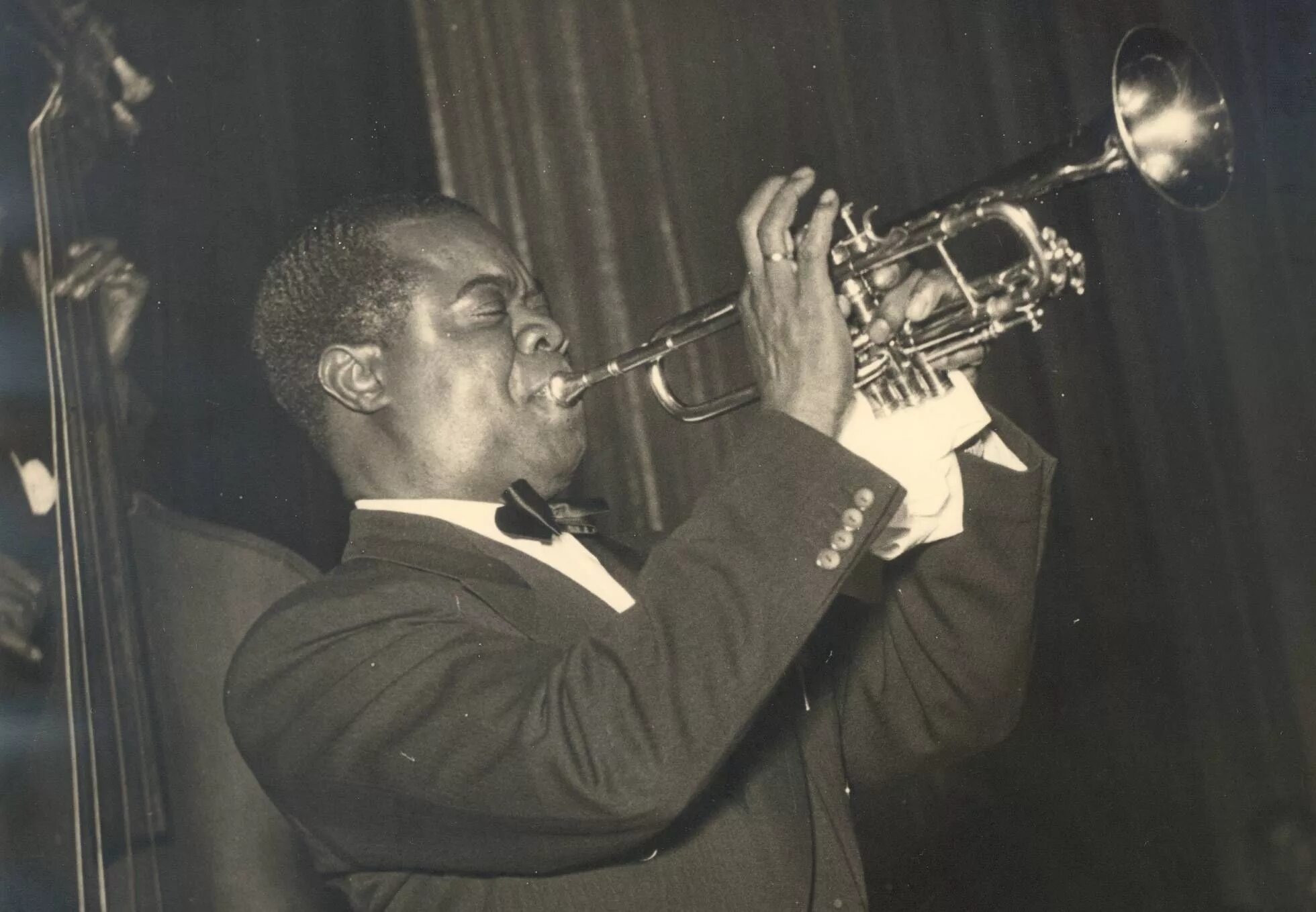 На каком инструменте играл луи. Луи армстронг. луи армстронг джаз. louis armstrong на сцене. луи армстронг фото.