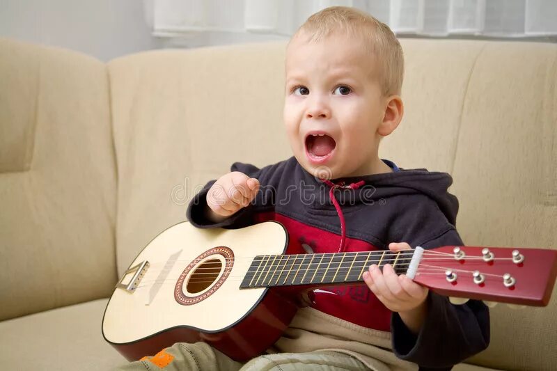 Купить гитару мальчику. Мальчик с гитарой. Гитара плачет. Дети играющие на гитаре 6 лет. Мальчик с гитарой плачет.