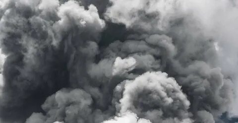 Темное облако дыма заволакивало небо