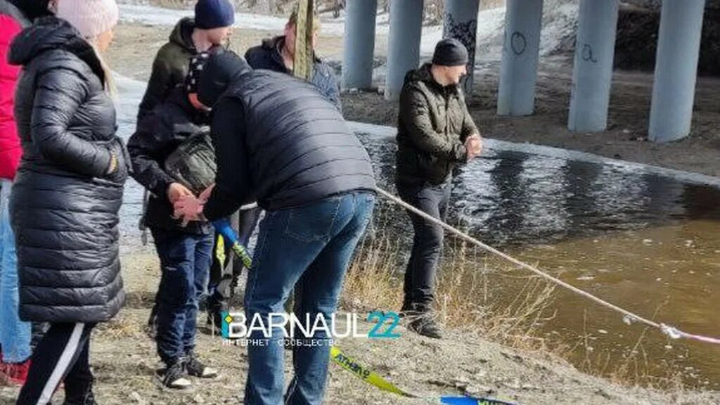 Барнаул утонувшие. На речке. Барнаул тонет в талых Водах март 2024. Утонул микроавтобус под мостом в Барнауле.