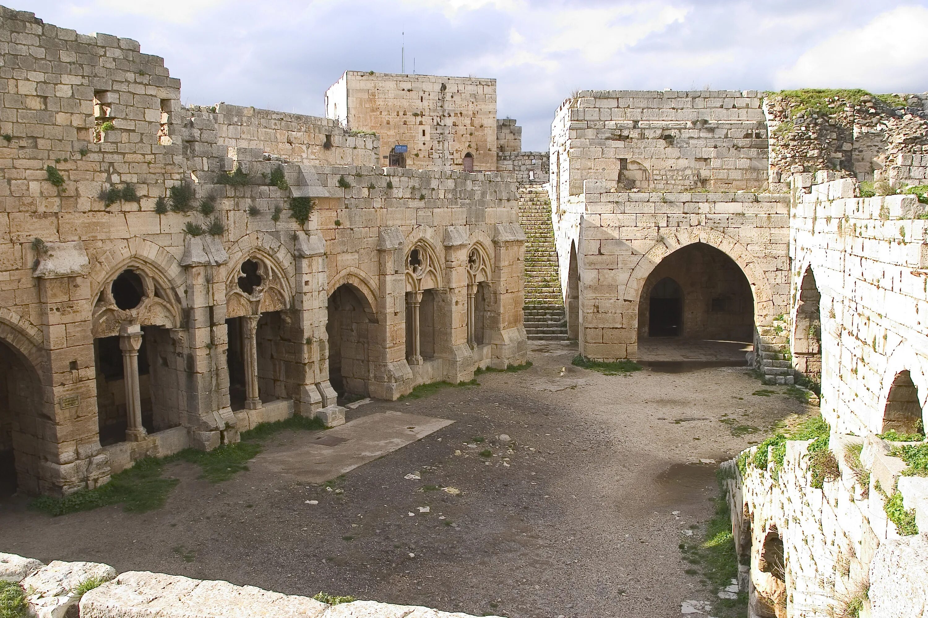 Самая крупная крепость из сохранившихся и действующих. Крак-де-Шевалье Сирия. Крак-де-Шевалье крепость. Руины замков госпитальеров Иерусалим.