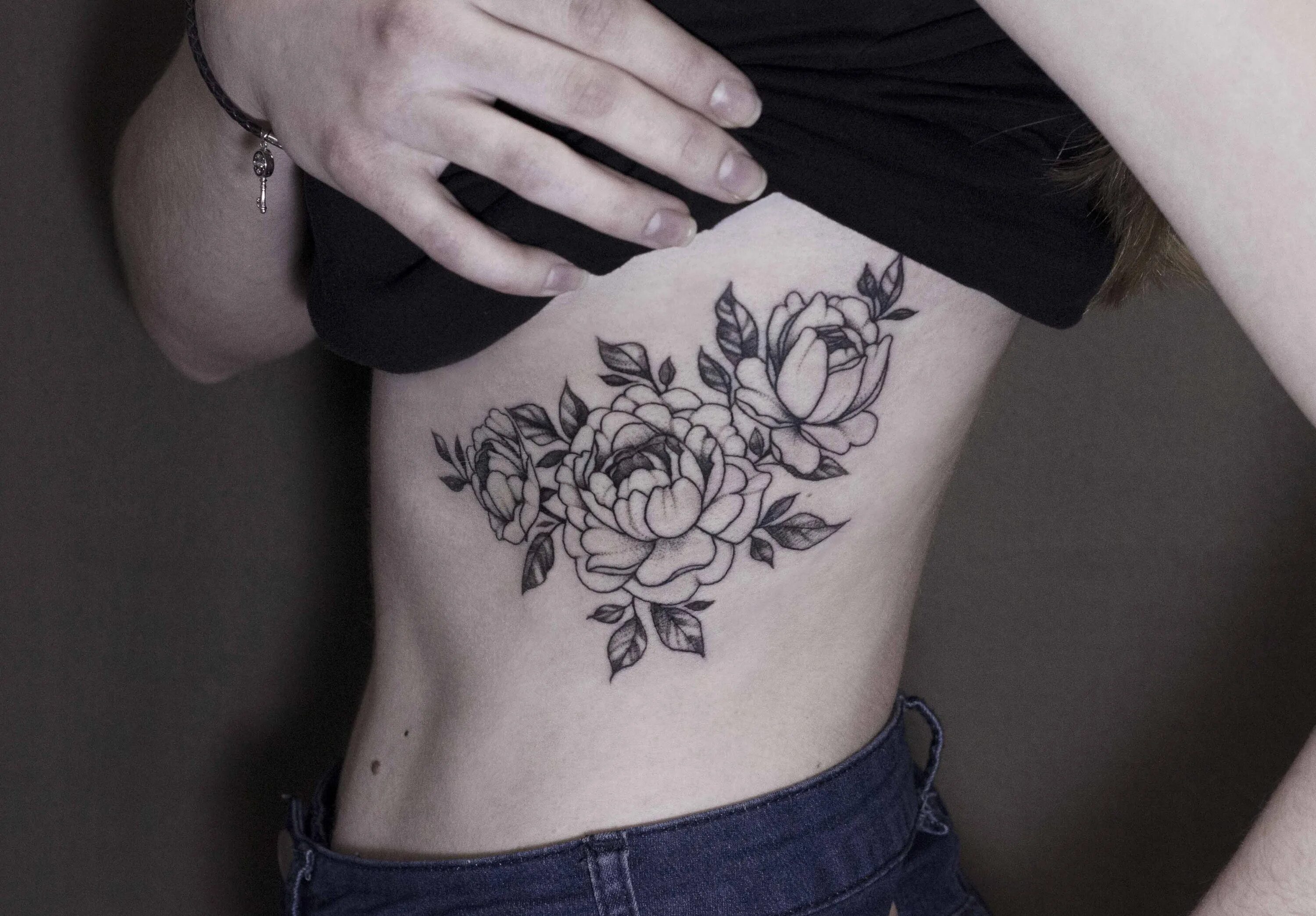 тату на ребрах женские. тату на ребрах для девушек. тату цветы на ребрах у девушек. татуировки на ребрах у девушек. женская тату.