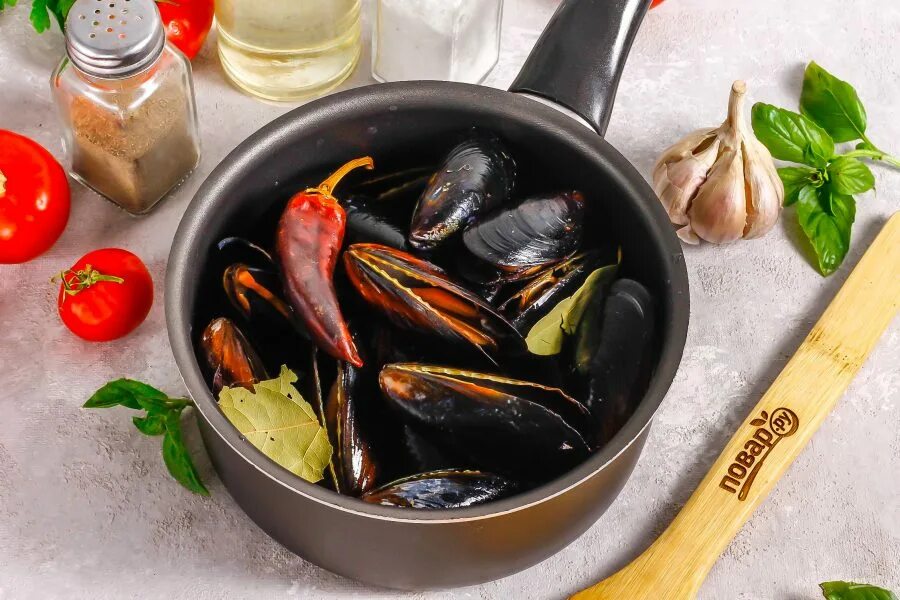 Мидии по-средиземноморски, тушеные с овощами. Сколько тушить мидии. Сколько тушить мидии. Мидии в белом вине. Мидии чили запеченные.