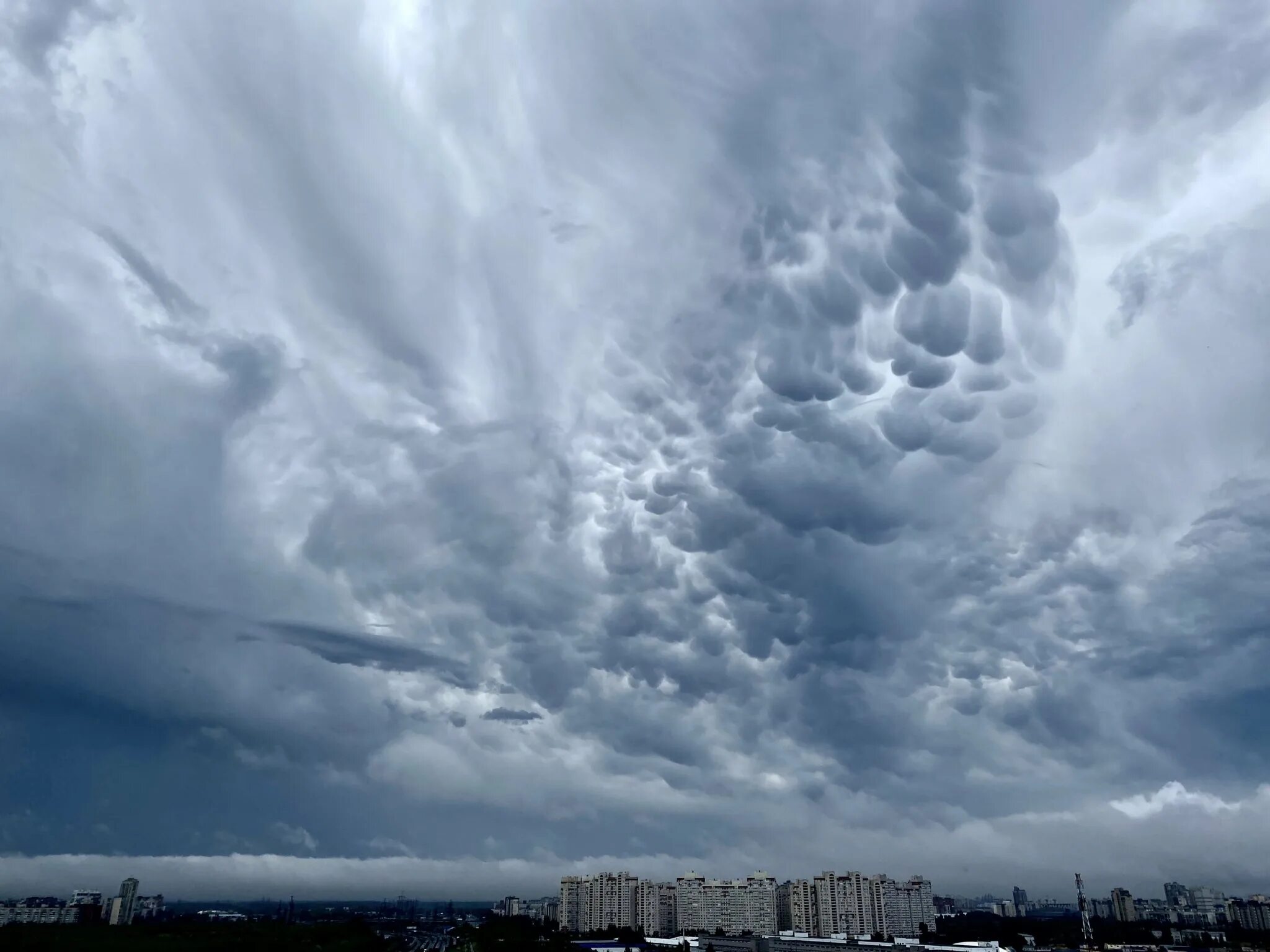 Cloud в россии. Кучево дождевые вымеобразные. Мамматусы вымеобразные облака. Вымеобразные трубчатые облака. Кучевые облака.