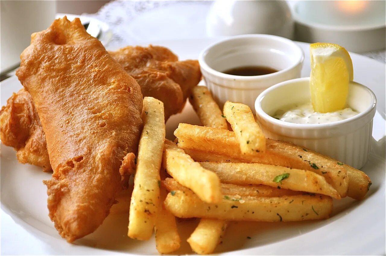 Рыба в британии. Fish and Chips. Фиш и чипс в Англии. Фиш энд чипс Fish and Chips.