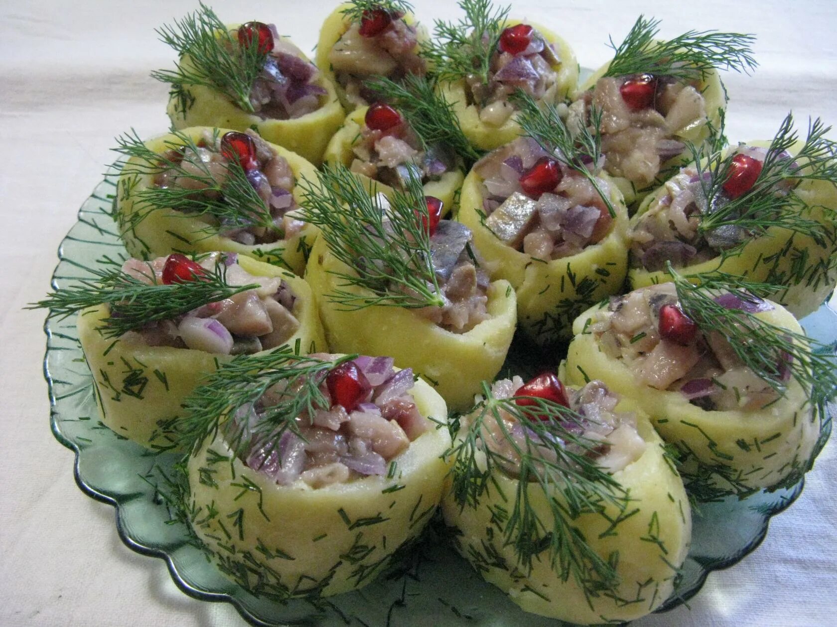 Приготовить вкусные закуски на новый год. Закуска из. закуска из селедки. красивые закуски на праздничный стол. закуска из селедки и картошки.