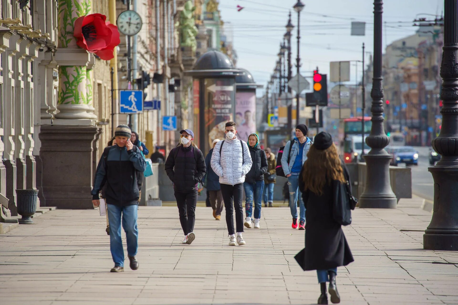 Туристы Невский проспект Санкт-Петербург. Невский проспект люди. Петербург и туристы Невский. Люди Невский проспект 2017