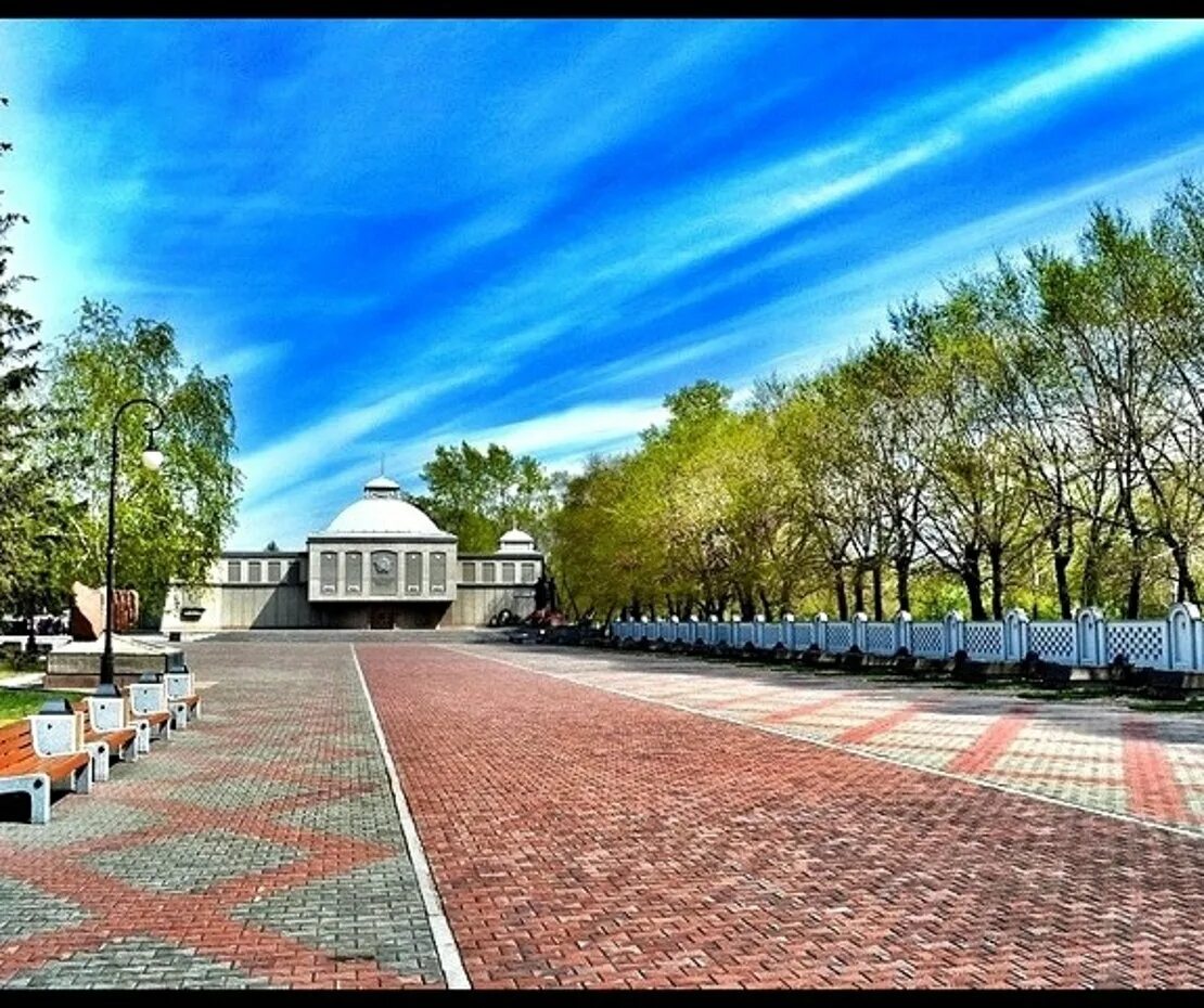 Клиника на 9 мая в красноярске. Площадь Победы Красноярск. Музей мемориал Победы Красноярск. Парк Победы Красноярск. Площадь Победы Красноярск музей.