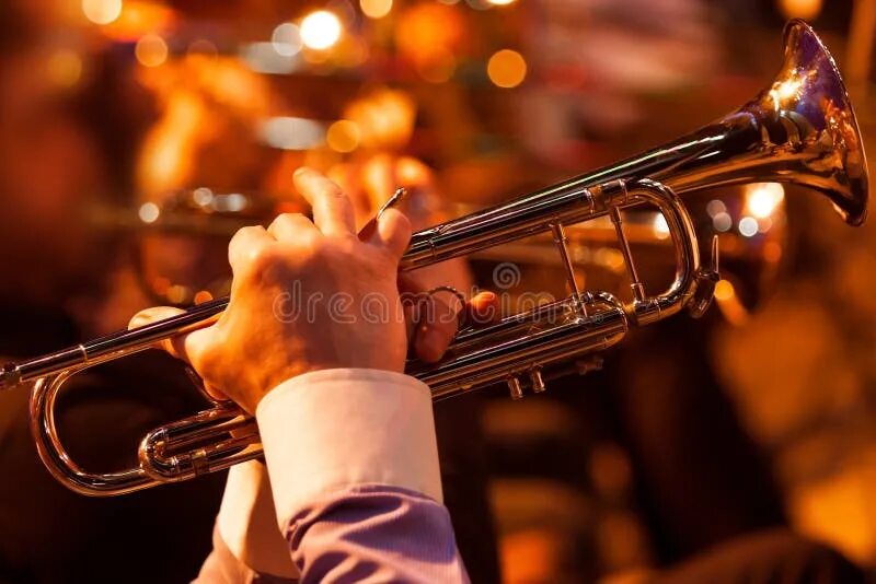 Музыка играет труба. Играет на трубе. Мужчина орекстр Сток. Trumpet in Orchestra. Играют на трубе которая закручина во круг.