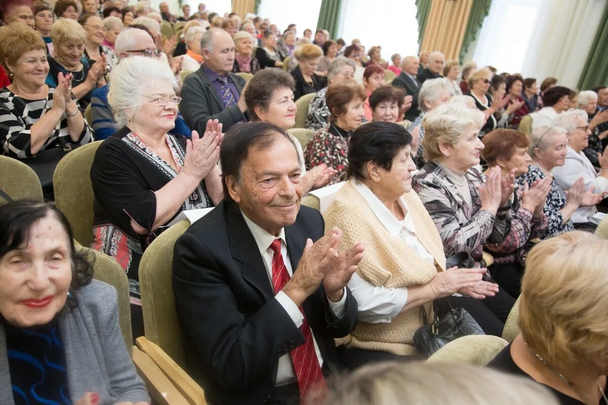 празднование дня пожилого человека. застолье пенсионеров. вечер отдыха для пенсионеров. масленица посиделки. клуб по интересам для пенсионеров.