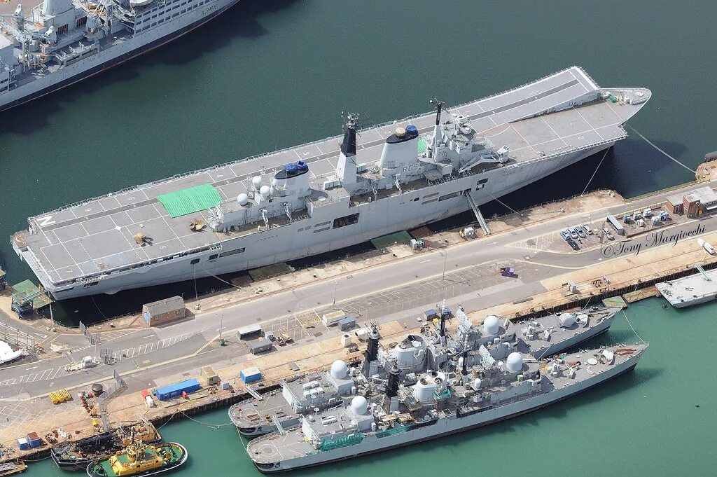 Hms core удалить можно. Hms invincible r05. авианосец инвизибл 1982. авианосец илластриес. invincible корабль.