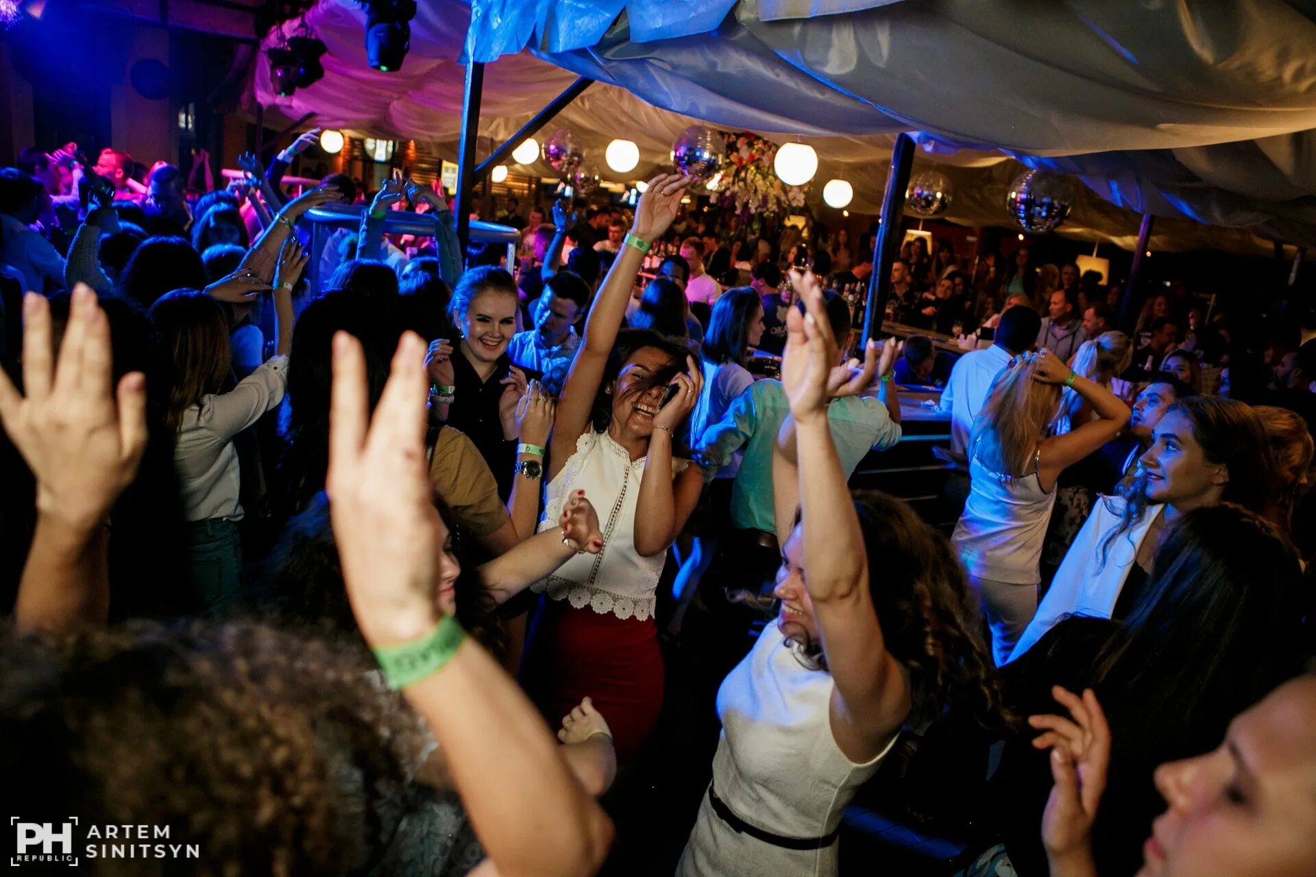 рокко иваново фото. ночной бар иваново. иваново площадь пушкина 2 рокко клаб. работа иваново клубы. арт объект чердак иваново.