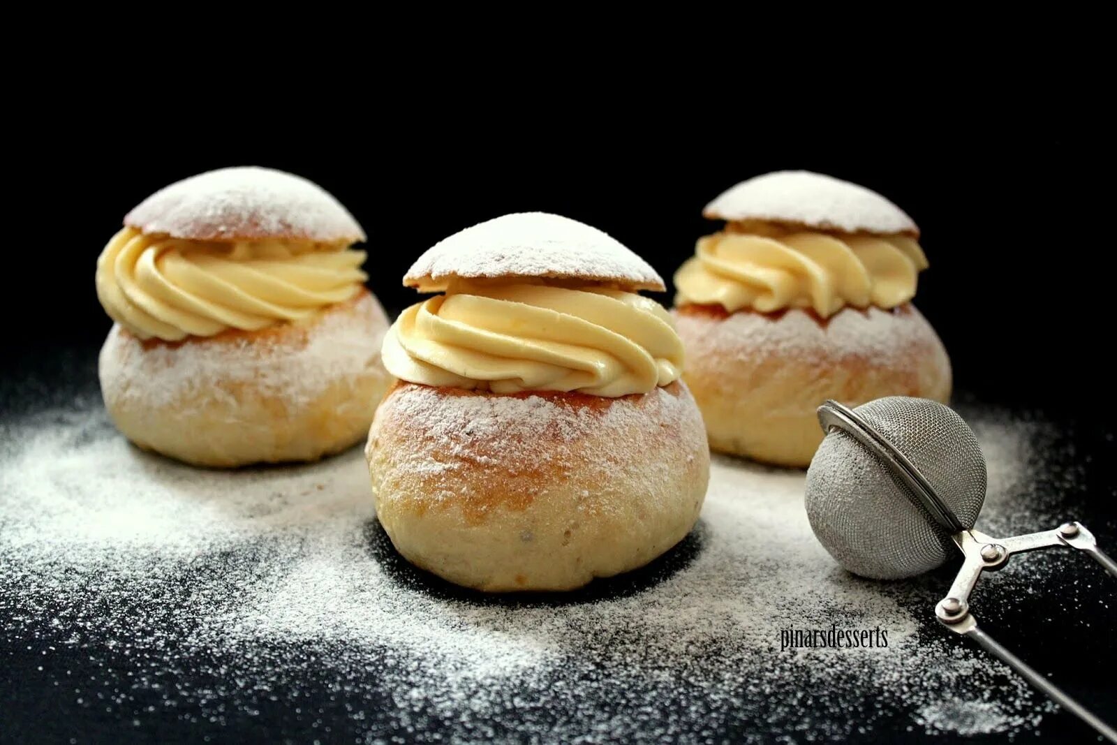 Купи две булочки. Семла шведская булочка. Semlor булочки. Швеция Семла. Пирожное Семла.