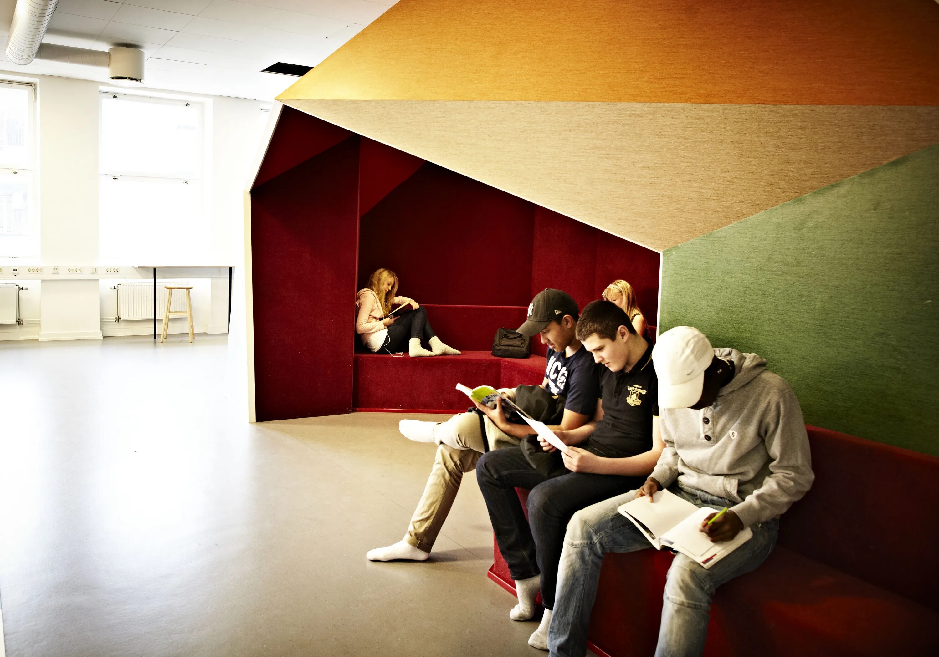 Люди свободное пространство. Школа vittra södermalm. стокгольм школа будущего vittra södermalm. школа витра стокгольм. креативное пространство в школе.