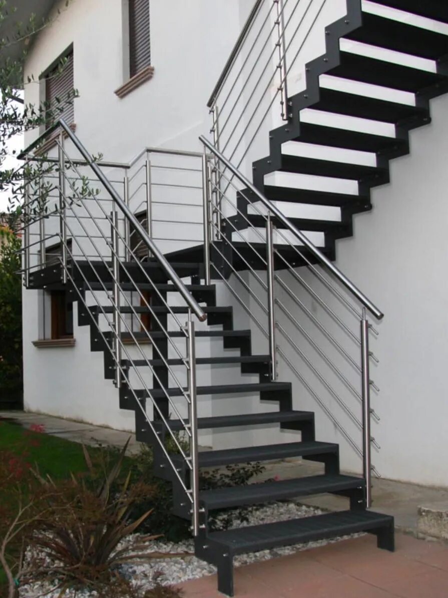 Наружная металлическая лестница. Наружная лестница на второй этаж. Лестница наружная металлическая на второй этаж. Железная лестница.