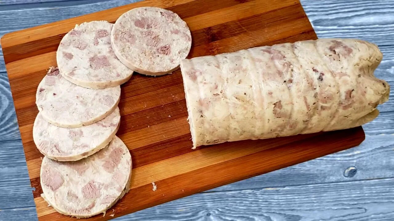 Куриная колбаса. Рулет из курицы с желатином в бутылке. Куриный рулет в бутылке. Домашняя куриная колбаса рецепт в бутылке. Домашняя куриная колбаса рецепт в бутылке.