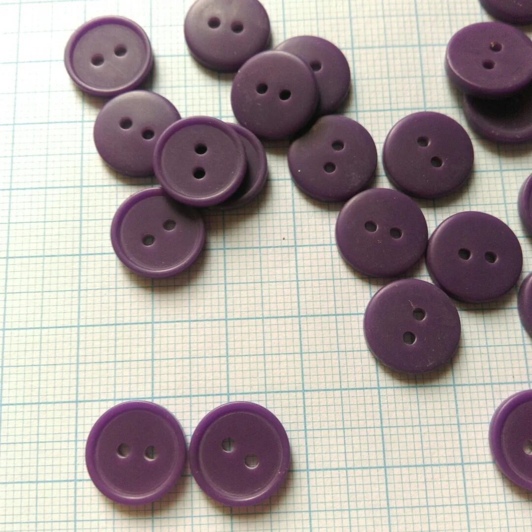 Пуговица в виде палочки. Древние деревянные пуговицы. Подобрать пуговицы. Яркие пуговицы. Пуговицы разные.