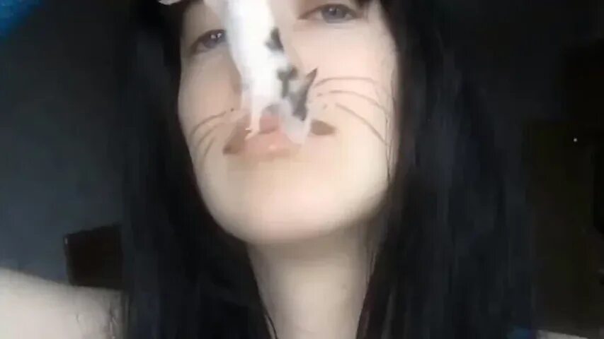 Видео девочка съела