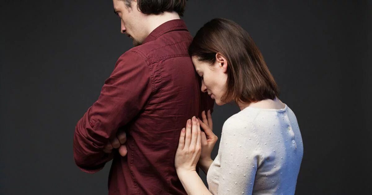 Любовь к маше мироновой. Девушка избегает взгляда мужчины. Дружба парня и девушки. Парень дарит девушке подарок. Почему бывший избегает встреч.