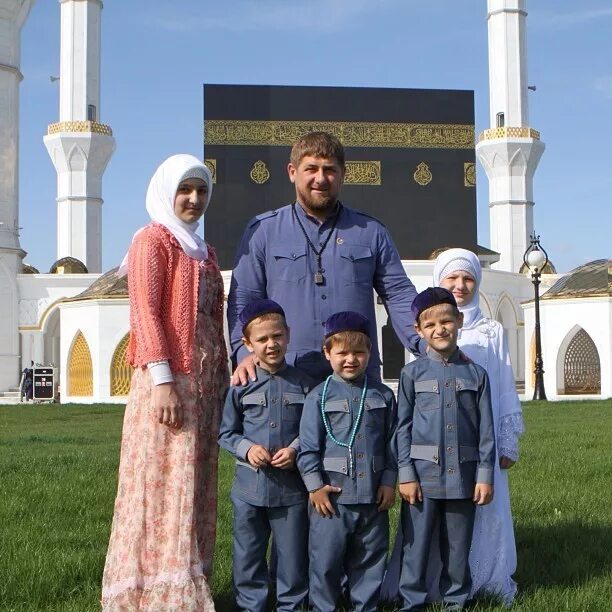 рамзан кадыров семья и дети. медни мусаевна кадырова дети. семья рамзана кадырова 2022. семья кадырова 2021. дети рамзана кадырова 2021.