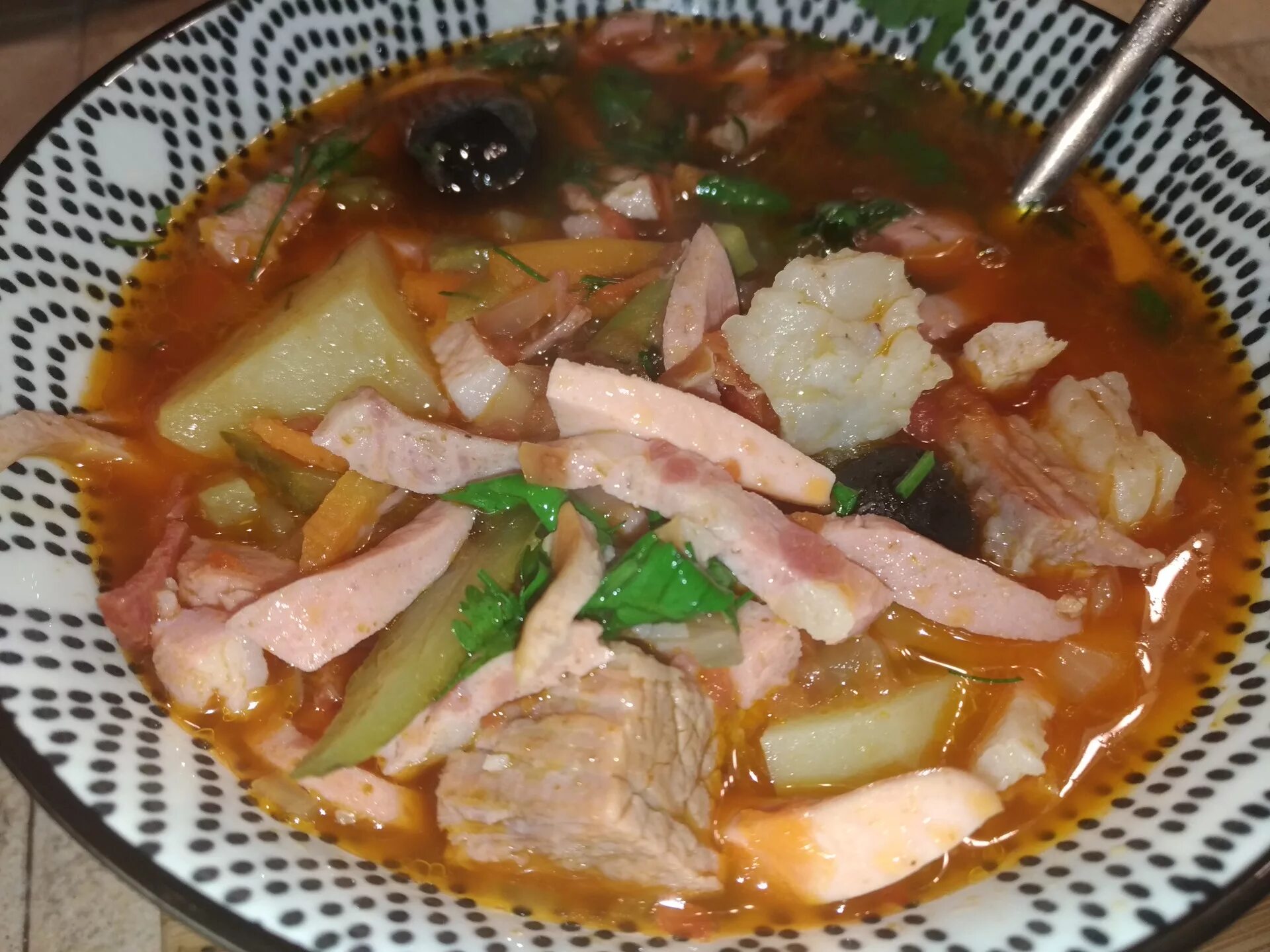 Солянка простая с колбасой и мясом. Сборная солянка самый вкусный. солянка сборная из субпродуктов. солянка сборная мясная. солянка простая домашняя.