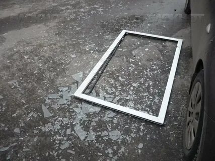 Рама упала на женщину