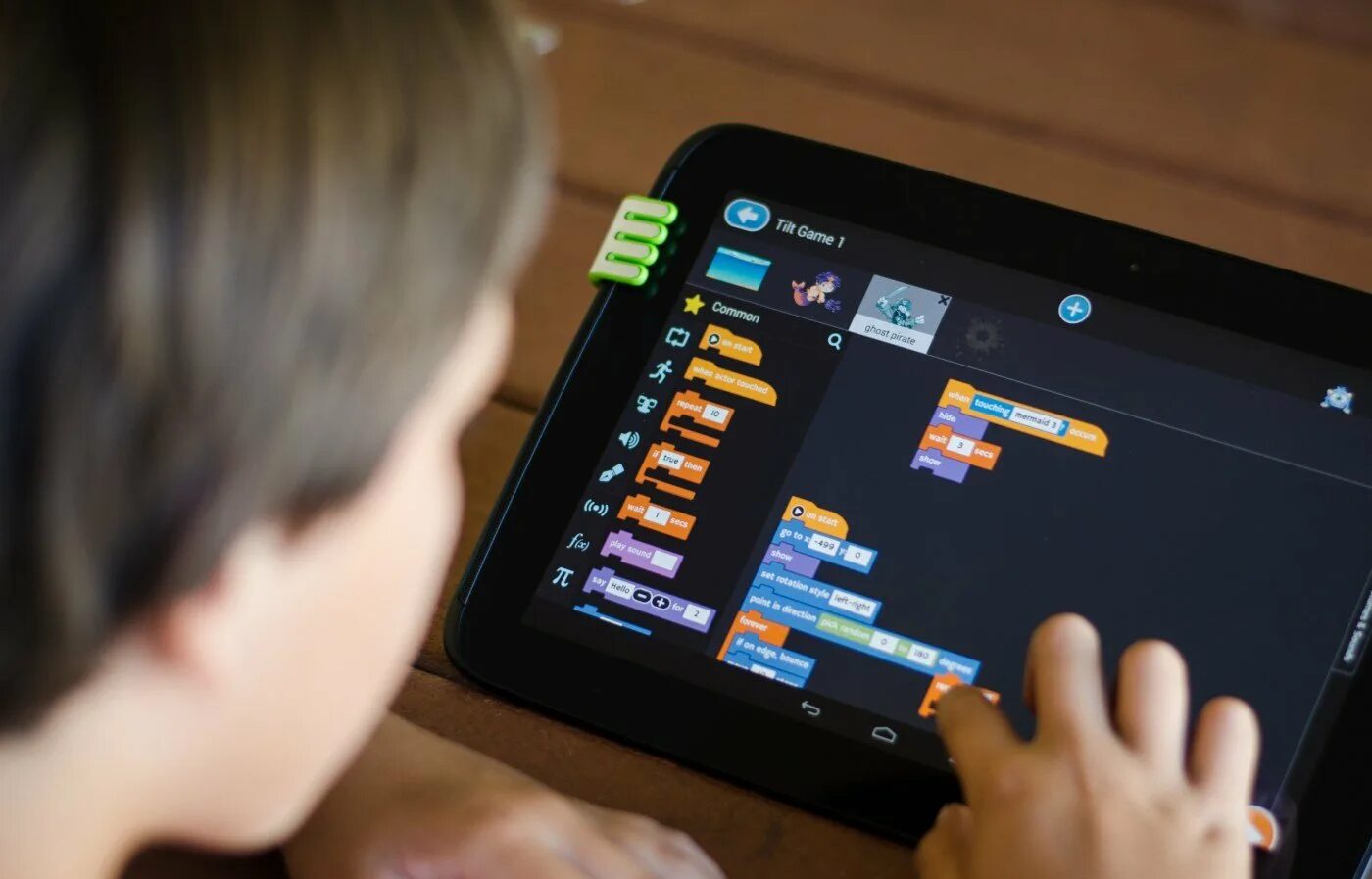 Best learning ru. Планшет для программиста. Визуальное программирование для детей. Игровое программирование для детей. Игрушки для программистов.