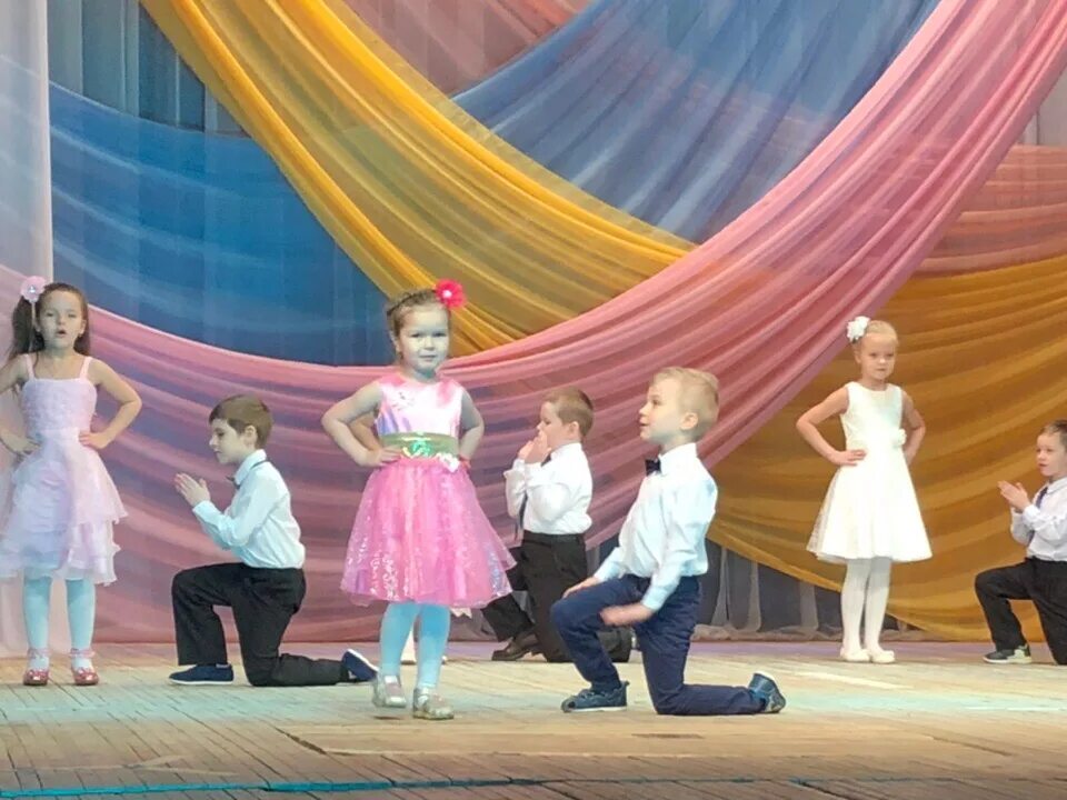 топни ножка моя топни правенькая танец. топни ножка моя. топни ножка моя танец в детском саду. фон для песни топни ножка моя в детском саду. детский утренник поют.